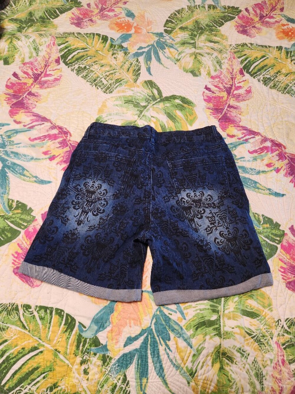 Disney Haunted mansion Hitchhiking Ghosts Denim Shorts Wallpaper- MEDIUM - Picture 6 of 7
